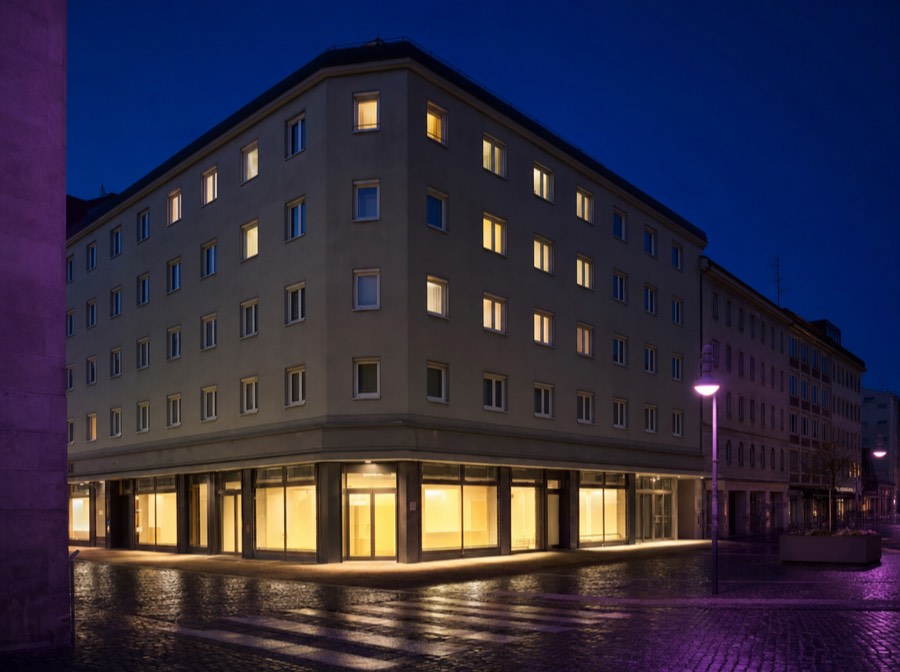 Beispielmotiv: Eckhaus der Nachkriegszeit mit Ladenlokal im Erdgeschoss zur blauen Stunde